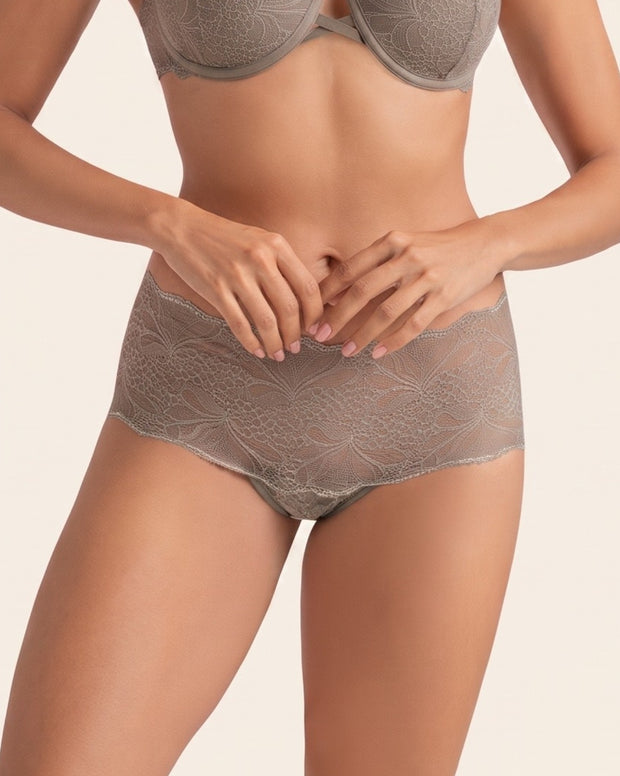 Panty estilo cachetero elaborado en encaje
