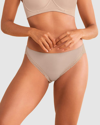 Panty tipo bikini con encaje decorativo en piernas#color_802-cafe-claro