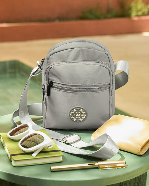 Bolso manos libres con bolsillos externos e interno#color_778-gris-claro