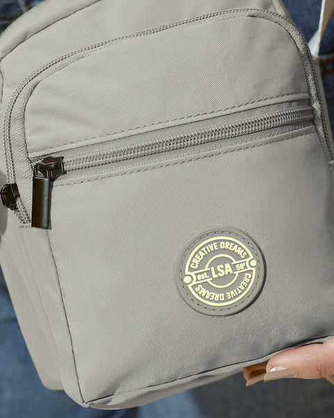 Bolso manos libres con bolsillos externos e interno#color_778-gris-claro