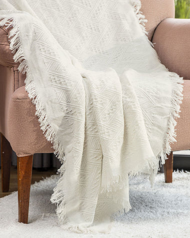 Manta multiusos con flecos en el borde#color_806-marfil