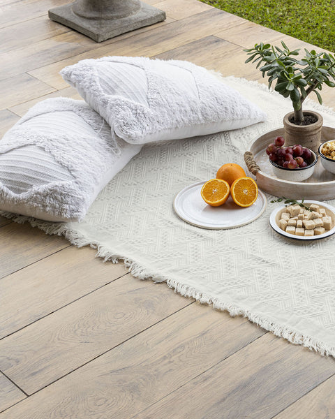 Manta multiusos con flecos en el borde#color_806-marfil