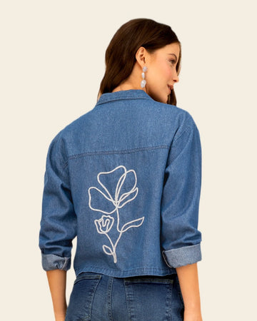 Chaqueta denim con  bordado en espalda#color_024-azul-oscuro