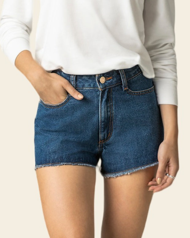 Short corto con bota desflecada