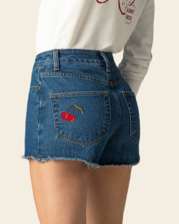 Short corto con bota desflecada
