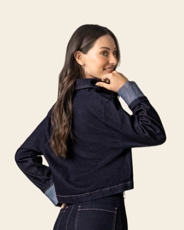 Chaqueta corta tipo denim con costuras en contraste#color_024-azul-oscuro