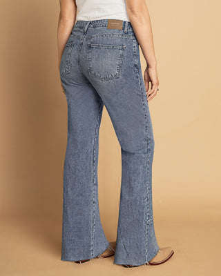 Jean bota recta con ruedo rústico#color_052-azul-medio