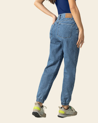 Jean tipo jogger con cortes decorativos en frente#color_052-azul-medio