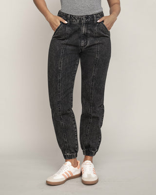 Jean tipo jogger con cortes decorativos en frente#color_700-black-denim