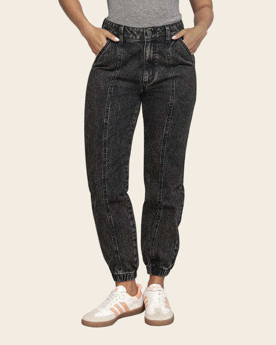 Jean tipo jogger con cortes decorativos en frente#color_700-black-denim