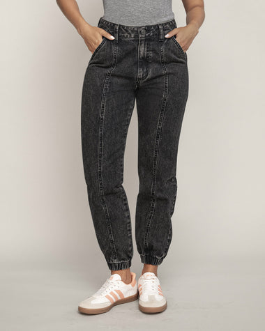 Jean tipo jogger con cortes decorativos en frente#color_700-black-denim