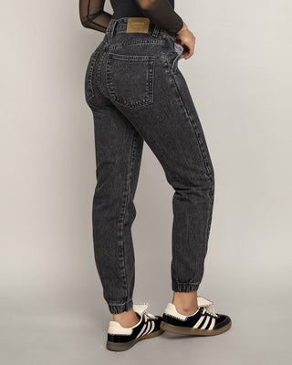 Jean tipo jogger con cortes decorativos en frente#color_700-black-denim