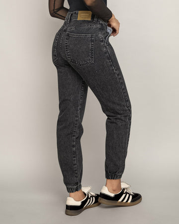 Jean tipo jogger con cortes decorativos en frente#color_700-black-denim