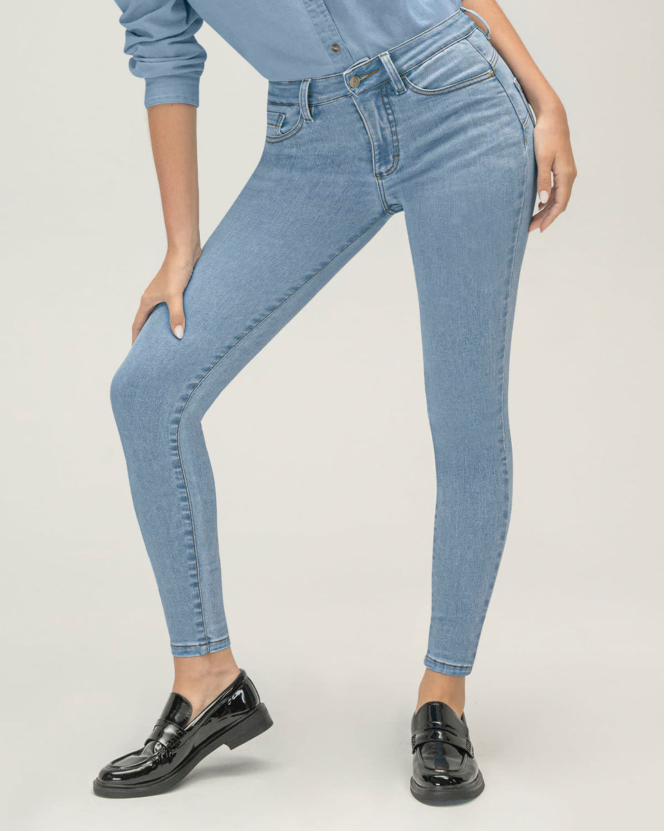 Jean skinny levanta cola