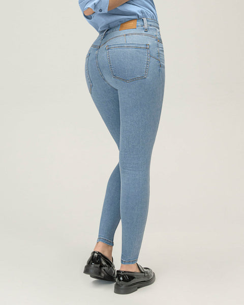 Jean skinny levanta cola#color_022-azul-claro