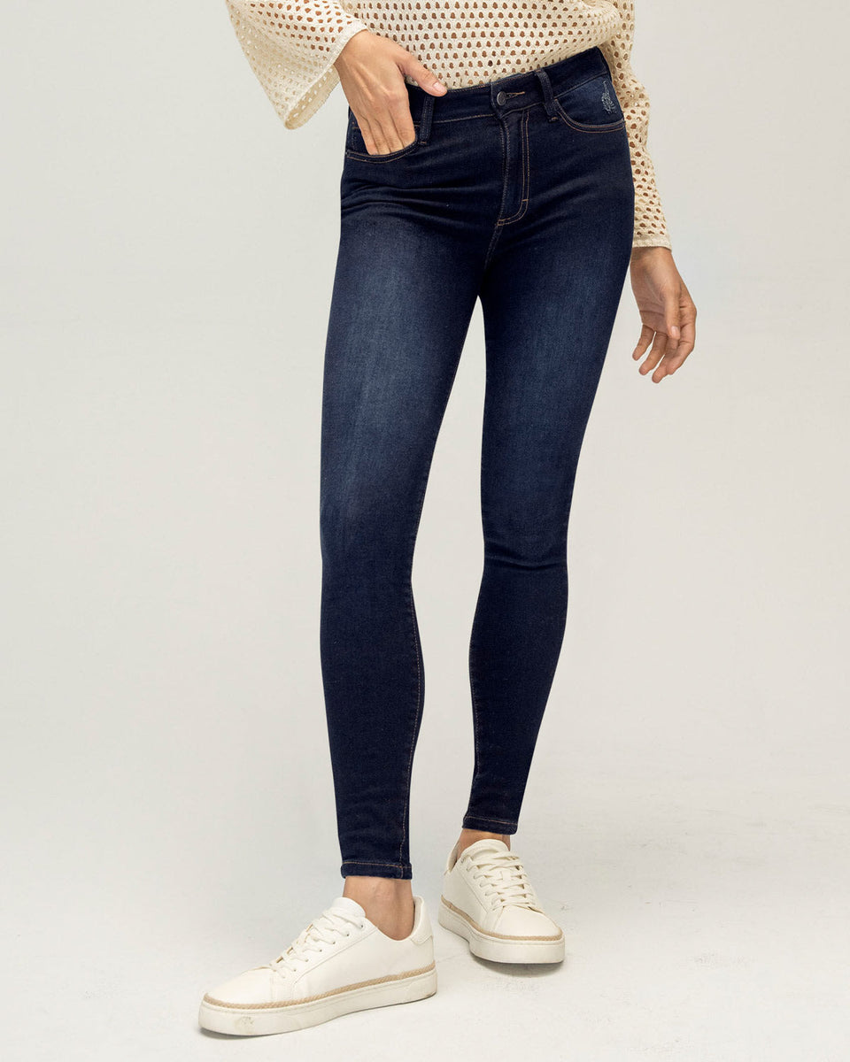 Jean skinny levanta cola