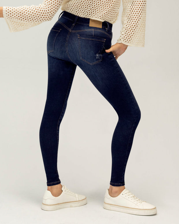 Jean skinny levanta cola