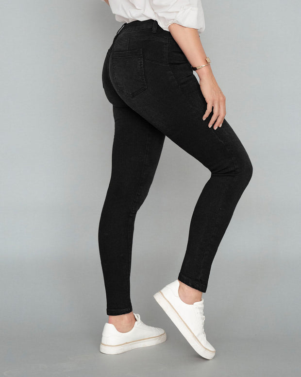 Jean skinny levanta cola