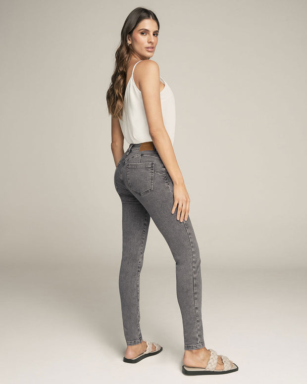 Jean skinny levanta cola