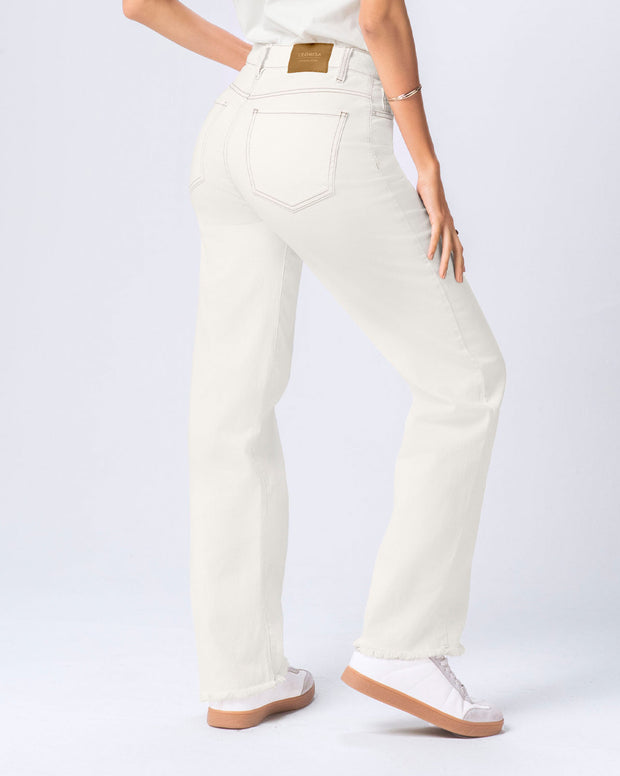 Jean bota recta básico con hilos en contraste