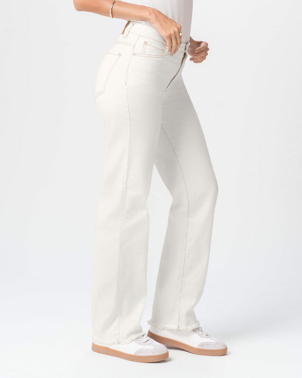 Jean bota recta básico con hilos en contraste