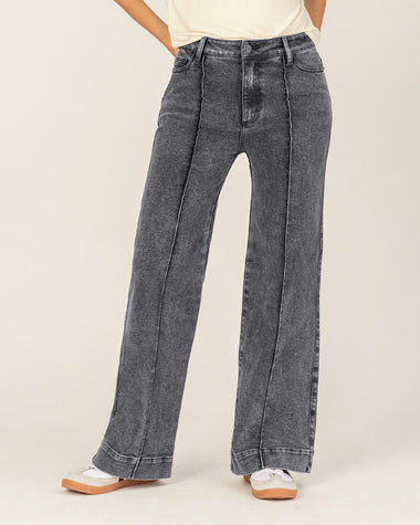 Jean bota amplia con costuras decorativas en frente#color_711-gris
