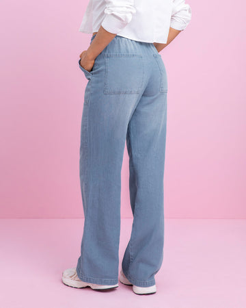 Pantalon bota recta en denim liviano#color_022-azul-claro