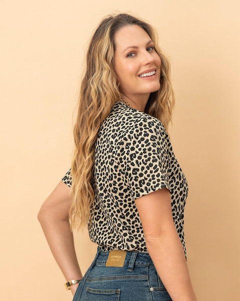 Camiseta manga corta con mensaje en el frente#color_145-animal-print