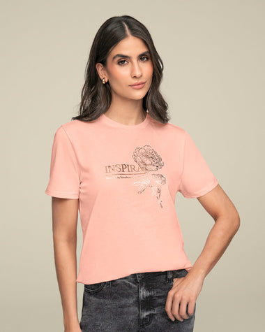 Camiseta manga corta con mensaje en el frente#color_304-rosado-med