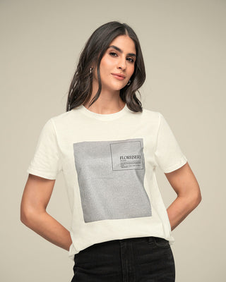 Camiseta manga corta con mensaje en el frente#color_871-marfil