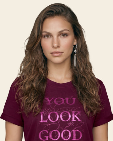 Camiseta manga corta con mensaje en el frente#color_c37-borgona