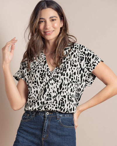 Blusa manga corta manga rodada silueta semiajustada#color_077-animal-print