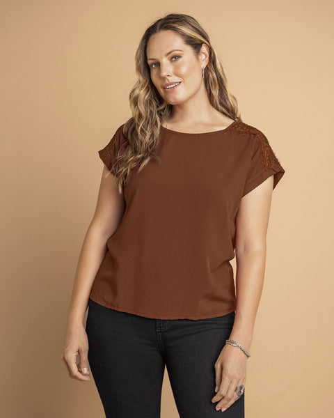 Blusa manga corta con detalle de transparencia en hombros#color_c22-cafe-oscuro