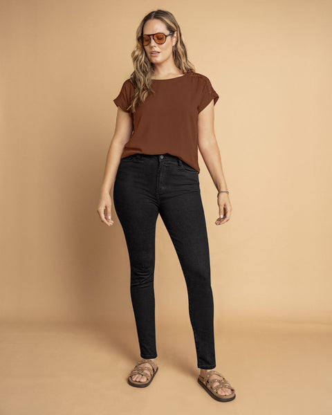 Blusa manga corta con detalle de transparencia en hombros#color_c22-cafe-oscuro