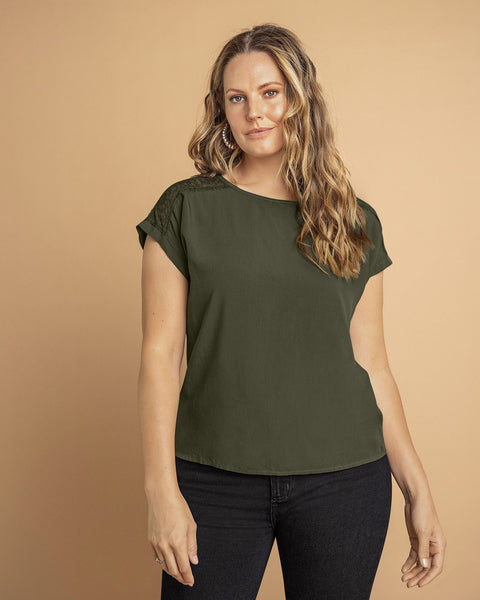 Blusa manga corta con detalle de transparencia en hombros#color_c46-verde