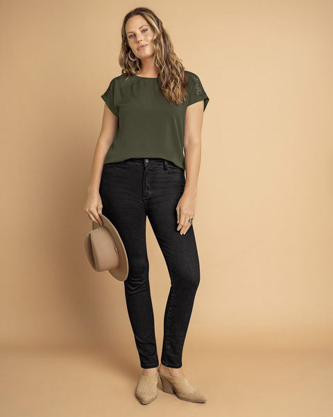 Blusa manga corta con detalle de transparencia en hombros#color_c46-verde