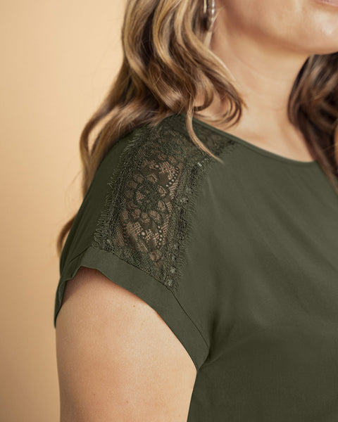 Blusa manga corta con detalle de transparencia en hombros#color_c46-verde