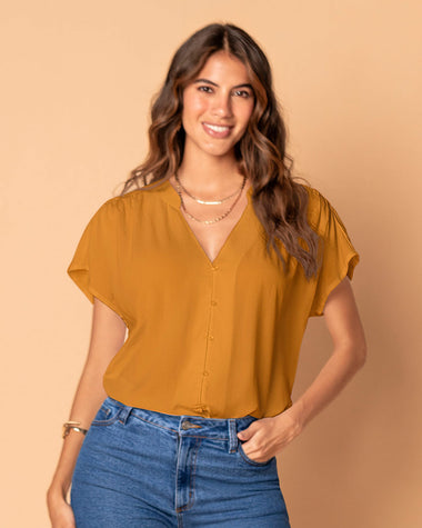 Blusa manga corta con perilla abotonable#color_847-mostaza
