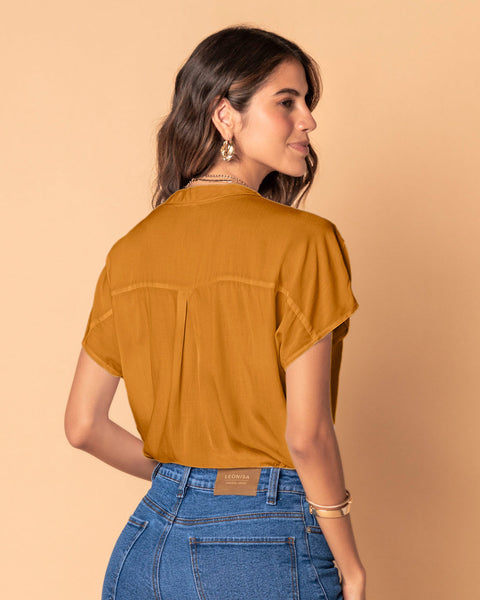 Blusa manga corta con perilla abotonable#color_847-mostaza