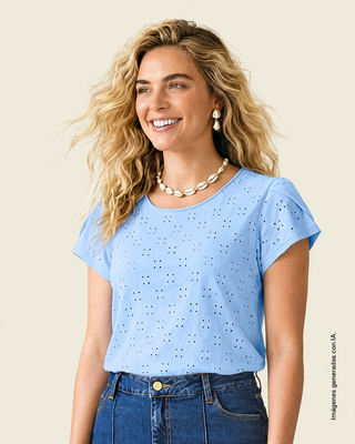 Camiseta manga corta con detalles en ojalillo#color_c67-azul-claro