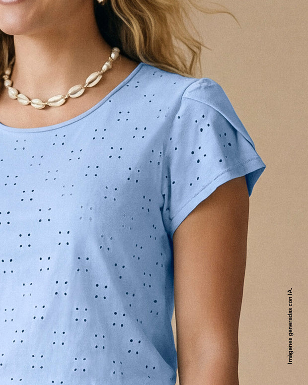 Camiseta manga corta con detalles en ojalillo