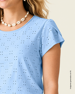 Camiseta manga corta con detalles en ojalillo#color_c67-azul-claro