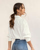 Blusa manga 3/4 con perilla funcional y recogido en hombros#color_000-blanco