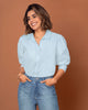 Blusa manga 3/4 con perilla funcional y recogido en hombros#color_055-azul-claro