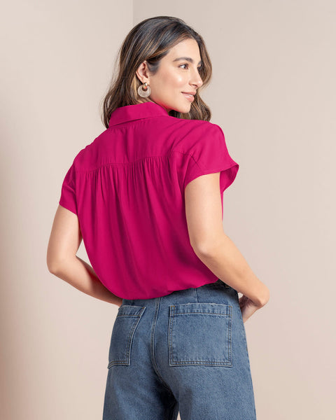 Blusa manga corta con perilla funcional y cuello camisero#color_936-fucsia