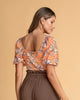 Camiseta manga corta con elástico en puños y hombros#color_001-flores-naranjado