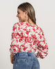 Camiseta manga larga con recogido en hombros y puños gruesos#color_145-flores-rojas