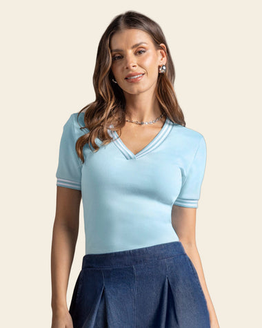 Camiseta manga corta con cuello y puños tejidos en contraste#color_c67-azul-claro