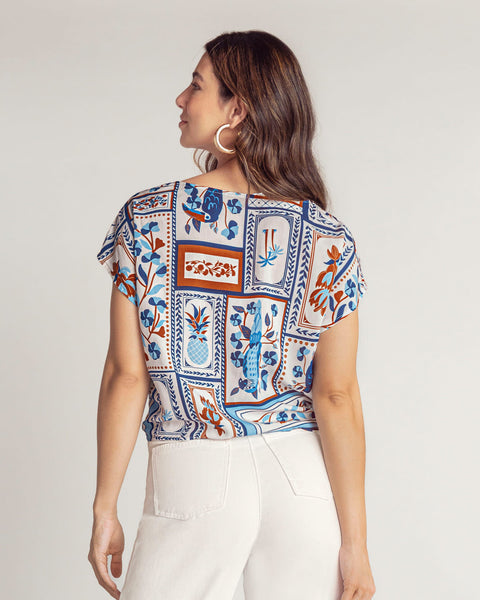 Blusa manga corta cuello en V y anudable en frente#color_145-azul-blanco-estampado