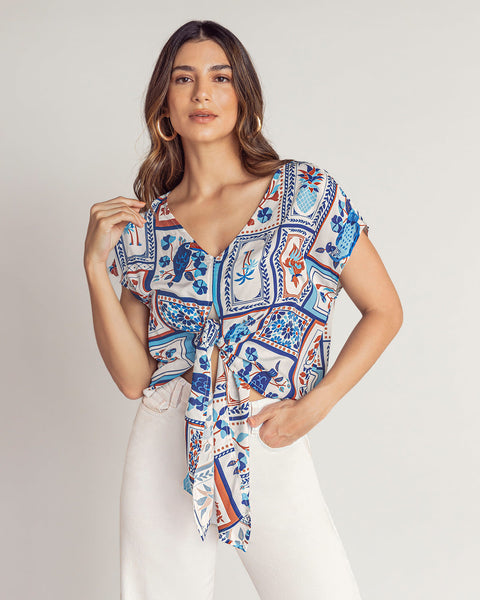 Blusa manga corta cuello en V y anudable en frente#color_145-azul-blanco-estampado